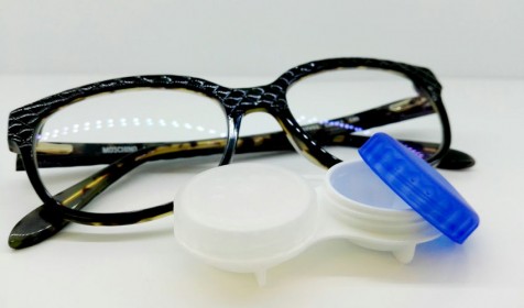 Óculos e caixa com lentes de contacto